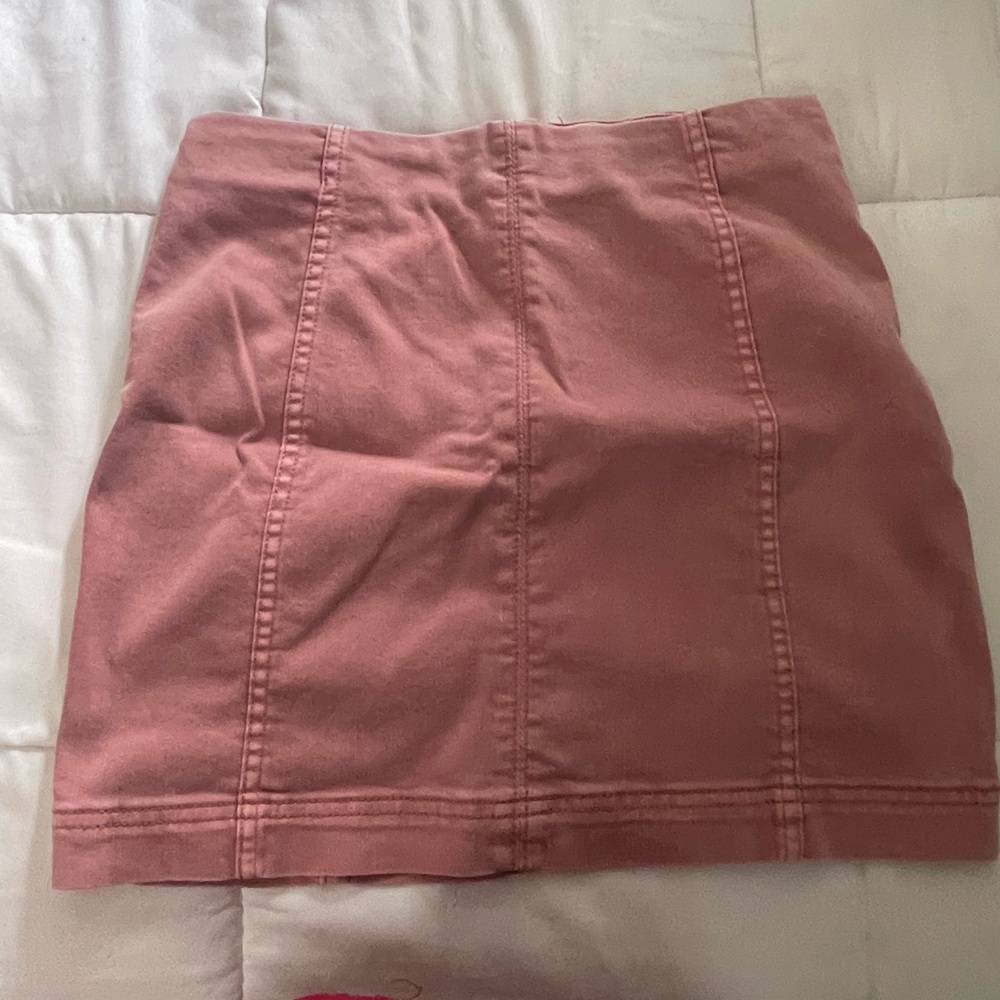Pink form fitted skirt with zipper in the back.
